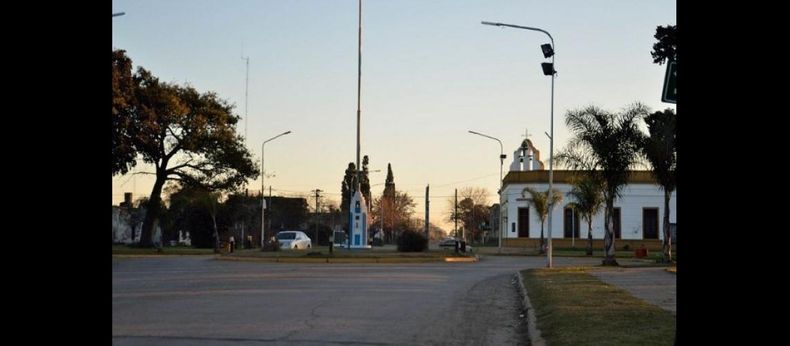 El mismo sujeto intentó ingresar en varios comercios ubicados sobre la avenida principal del pueblo. (FACEBOOK MANUEL OCAMPO-JAVIER PINTOS)