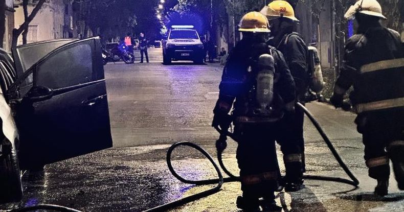 La Policía y las patrullas municipales cercaron la zona para impedir la circulación vehicular mientras los brigadistas extinguían el incendio.