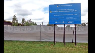 El cartel brinda detalles estructurales de la obra que se ejecuta. (LA OPINION)