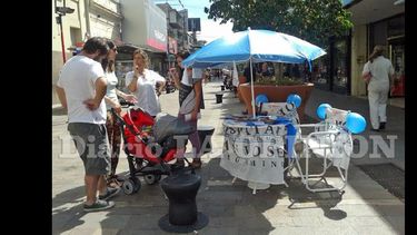 El stand se instala en la Peatonal. Esta vez será para hablar sobre salud sexual. (LA OPINION)