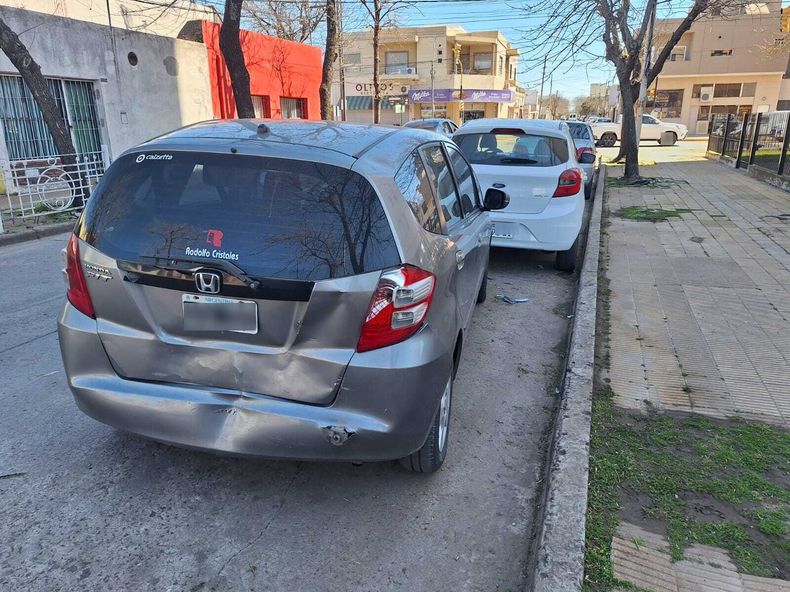 remisero provoco un choque multiple de autos que estaban estacionados en castelli entre monteagudo y avenida Colón en la madrugada de este sábado 001