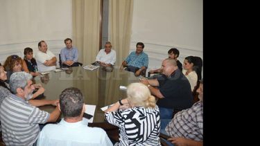 Una vez más los representantes gremiales se reunieron en el Municipio y rechazaron la propuesta entregada por el Ejecutivo. (LA OPINION)