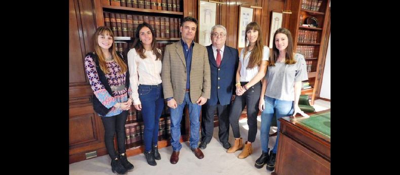 Los integrantes del Instituto de Derecho Penal junto al presidente del Colegio de Abogados, Damián Pimpinatti. (COLEGIO DE ABOGADOS DE PERGAMINO)