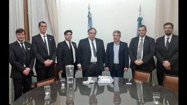 Nicolás Orlando Breglia (en el centro) junto al intendente Martínez y a integrantes de la logia local. (ESTEBAN TAGLIAFERRO)