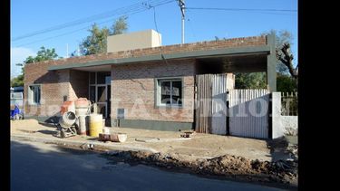 Se ultiman detalles para la inauguración de la Sala de Salud del barrio 12 de Octubre. (LA OPINION)