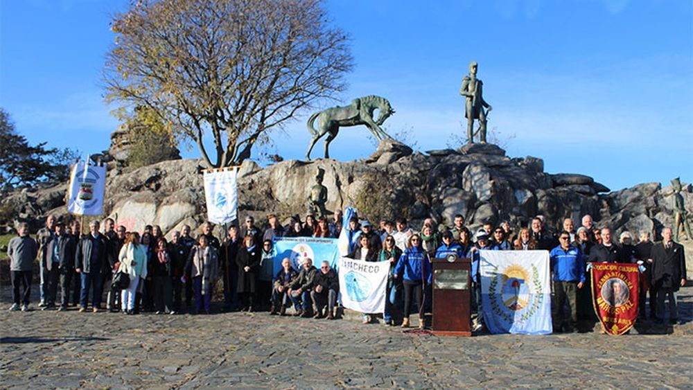 La Asociación Cultural Sanmartiniana de Rancagua presente. La jornada en Tandil convocó a más de treinta delegaciones de distintos puntos de Buenos Aires.