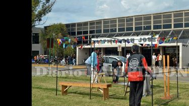 Desde temprano, el viernes se armó la Feria en la plazoleta ubicada frente a la puerta del Hospital. (LA OPINION)