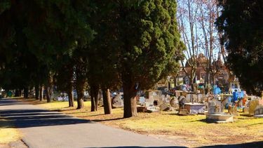 En el Cementerio asistieron a la joven muy afectada y con intenciones de quitarse la vida. En el Cementerio asistieron a la joven muy afectada y con intenciones de quitarse la vida.