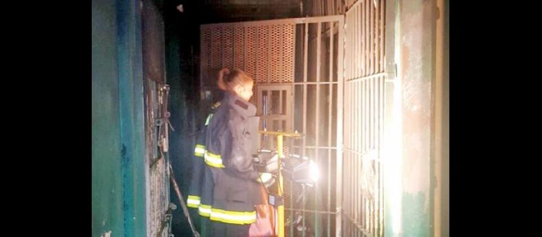 El viernes se realizaron pericias en el sector de los calabozos donde quedaron atrapados los siete presos que perdieron la vida. (LA OPINION)