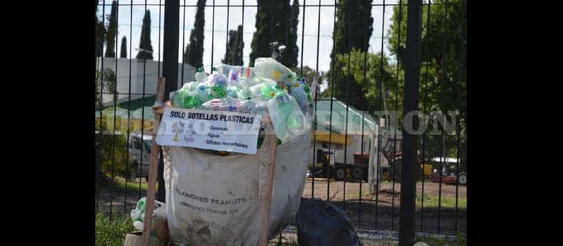 Son 16 los espacios públicos en los que se ubican los bolsones en los que los pergaminenses pueden depositar las botellas. (LA OPINION)