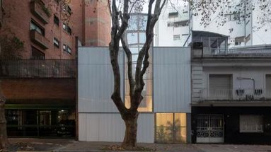 Según explican los encargados de esta obra,  el principal desafío del proyecto fue integrar una estructura moderna dentro de un vecindario tradicional sin perder el carácter de la zona.