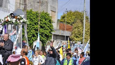 El obispo, Héctor Cardelli, recibió a los peregrinos en su entrada al Santuario. (OBISPADO DE SAN NICOLÁS)