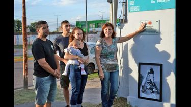 La esposa de Omar Lizzi junto a sus hijos y nieta en el recordatorio. (LA OPINION)