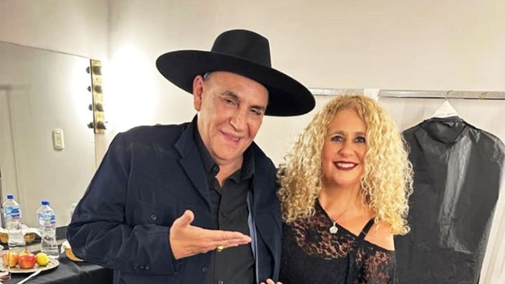 Ivana Fortunati junto al Chaqueño Palavecino. La cantante de tangos fue invitada a cantar por el folklorista en el Teatro El Círculo de Rosario.