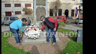 Atia y Suárez de LA OPINION ubicaron la ofrenda floral. (LA OPINION)