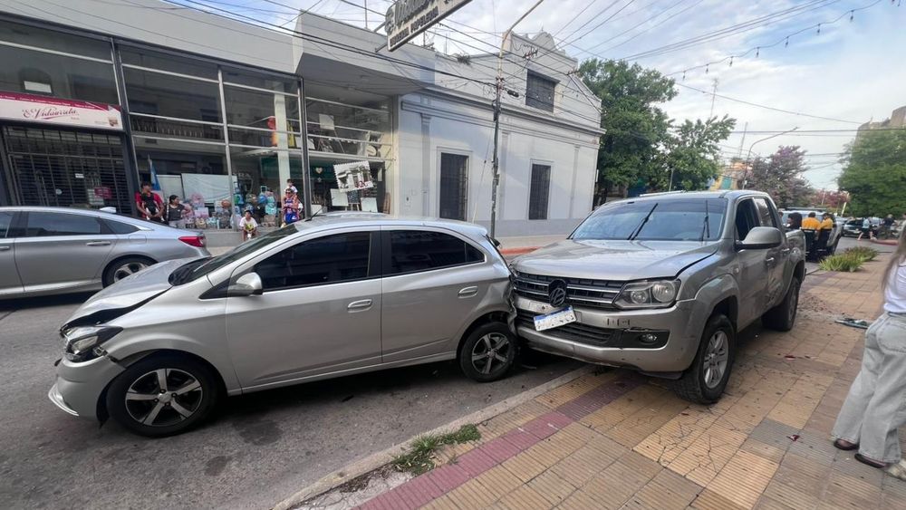 La camioneta Volkswagen Amarok embistió a un Chevrolet Ónix y terminó en la vereda donde había un bebé dentro del cochecito junto a su papá porque la tarde se prestaba para estar al aire libre.