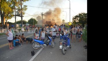 Un grupo de vecinos, en su mayoría del Barrio José Hernández, cortan el paso vehicular por la Ruta Nº 8 a la altura del Puente. (LA OPINION)