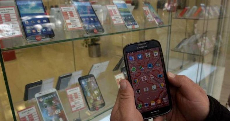 Así lo indició Sergio Massa, luego del acuerdo entre el Gobierno y las empresas que producen los teléfonos celulares en el país. Podrán pagarse en 10 cuotas.