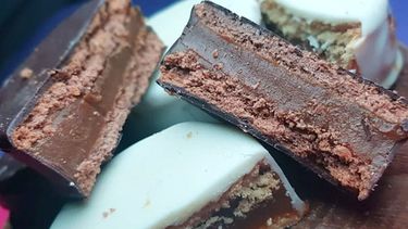 En Argentina se llevan desarrollados alrededor de 40 tipos de alfajores diferentes en el mercado, con variaciones en la masa, el relleno y el baño. En Argentina se llevan desarrollados alrededor de 40 tipos de alfajores diferentes en el mercado, con variaciones en la masa, el relleno y el baño.