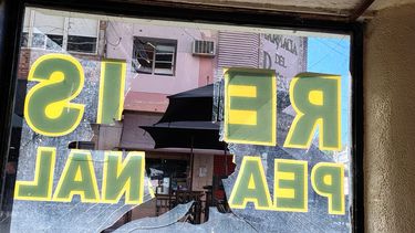 Vandalismo. La vidriera dañada de la remisería en la peatonal de Pergamino, tras el daño que provocaron en la madrugada de este miércoles. Vandalismo. La vidriera dañada de la remisería en la peatonal de Pergamino, tras el daño que provocaron en la madrugada de este miércoles.