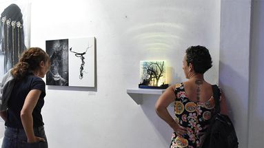 Este lunes de 17:00 a 21:00, en el Centro Cultural Registrarte se va a realizar una activación de la muestra colectiva Territorios Sensibles con la presencia de las artistas que guiarán al espectador por la exposición y compartirán su proceso creativo.