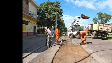 Ayer una de las cuadrillas contratadas desarrolló las actividades en la zona de Chile y avenida Hipólito Yrigoyen. (LA OPINION)