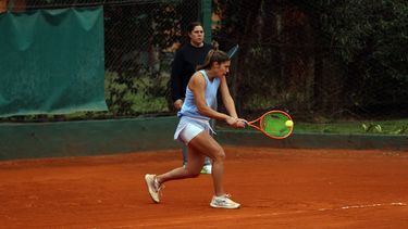 Julia Riera, que jugará en dobles junto a Martina Capurro, entrenando en el Club de Tenis.