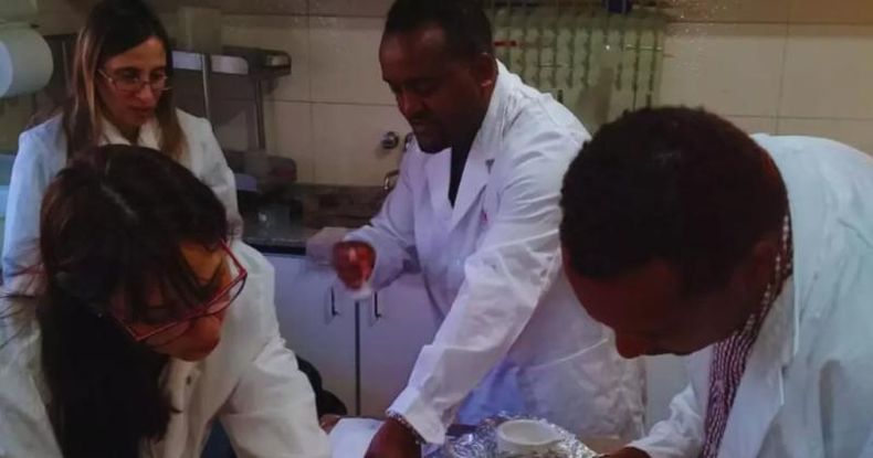 Este proyecto no solo tuvo como objetivo minimizar el uso de insumos químicos mediante el uso de prácticas sustentables, sino también la capacitación de investigadores etíopes en técnicas de aislamiento
