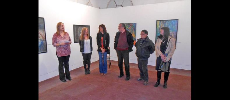 Los integrantes de la Comisión de Plástica le dieron la bienvenida a la artista, el viernes en la sala Antonio Berni. (FACEBOOK: ARTES PLASTICAS: CASA DE LA CULTURA PERGAMINO)