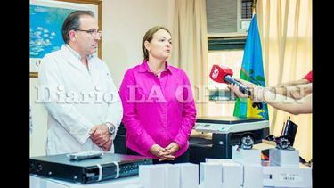 Leandro Leit y María del Huerto Ratto, durante la entrega de las cámaras. (LA OPINION)