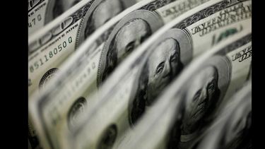 El blue cerró en $598 en la punta vendedora y en $593 en la compradora y terminó con una brecha con el tipo de cambio oficial del 110%. El blue cerró en $598 en la punta vendedora y en $593 en la compradora y terminó con una brecha con el tipo de cambio oficial del 110%.