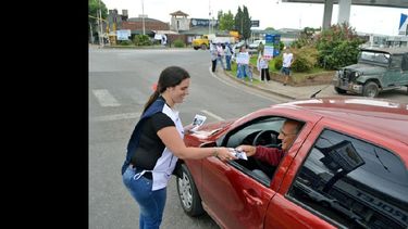 Maestros de cinco ciudades se manifestaron pacíficamente en el Cruce de Caminos. (LA OPINION)