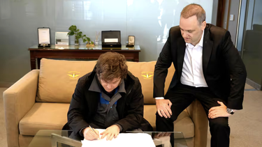 Milei y Adorni durante la firma del documento Milei y Adorni durante la firma del documento