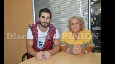 Rami Krd, el joven sirio de 22 años y Beba Batch, la madre sustituta que tiene en Pergamino. (LA OPINION)