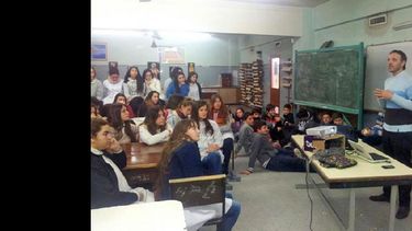 Gustavo Ghillarducci en contacto con los alumnos. (GOBIERNO DE PERGAMINO)