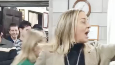 Mariela Nanni (Fuerza Patria) se enojó con Pedro Sarri (HECHOS) en pleno conservatorio en la Sociedad Rural Mariela Nanni (Fuerza Patria) se enojó con Pedro Sarri (HECHOS) en pleno conservatorio en la Sociedad Rural