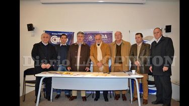Referentes de Feba y otras entidades provinciales fueron recibidos por el intendente Javier Martínez; el secretario de Producción, Carlos Genoud; el concejal Eddo Pascot y el presidente de la Cámara de Comercio, Javier Genoud. (LA OPINION)