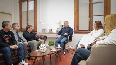 El intendente Javier Martínez recibió a los consejeros escolares y firmó el decreto de otorgamiento del subsidio.
