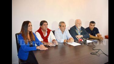 Conti, Tressens, Pérez, Migliaro y Brigati realizaron el anuncio en conferencia de prensa. (LA OPINION) 