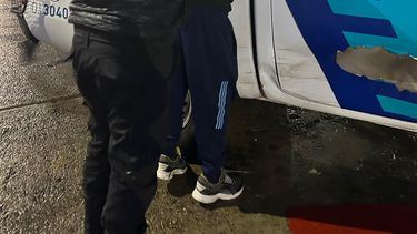 La Policía arribó por la llamada del Centro de Monitoreo a las patrullas que se encontraban en inmediaciones de la esquina donde este sujeto intentó forzar dos motos. La Policía arribó por la llamada del Centro de Monitoreo a las patrullas que se encontraban en inmediaciones de la esquina donde este sujeto intentó forzar dos motos.