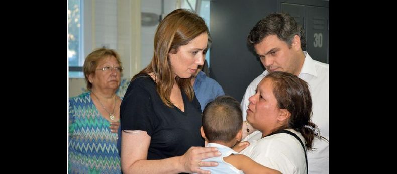 La gobernadora Vidal dialoga con Lucrecia, una vecina del barrio José Hernández que perdió todo, durante la recorrida por el Complejo Pioneer. (LA OPINION)