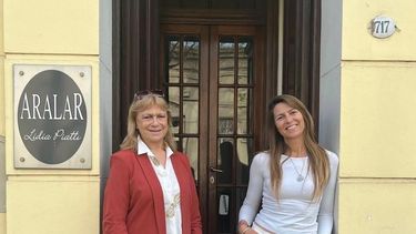 Lidia y Nahiara, madre e hija, unidas por la misma pasión: el turismo, posa en la puerta de Aralar.