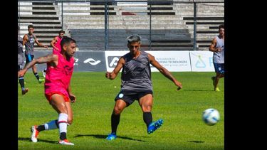Pablo Mazza en acción en el amistoso del miércoles frente a Argentino. Anotó un gol de tiro libre. Pablo Mazza en acción en el amistoso del miércoles frente a Argentino. Anotó un gol de tiro libre.