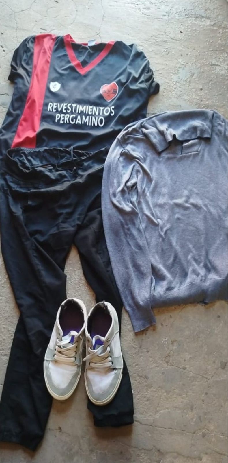 La indumentaria que le secuestraron en poder del ladrón era la utilizada en el robo. La indumentaria que le secuestraron en poder del ladrón era la utilizada en el robo.