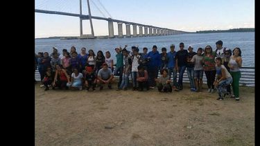 Los jóvenes pergaminenses recorrieron diferentes zonas, entre ellos el puente Rosario-Victoria. (GOBIERNO DE PERGAMINO)