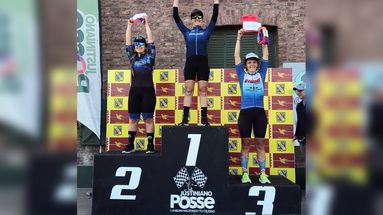 María Rodríguez en lo más alto del podio de la general femenina en Justiniano Posse.