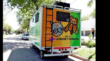 El móvil municipal recorre en forma permanente los barrios y pueblos brindando servicios gratuitos. (LA OPINION)