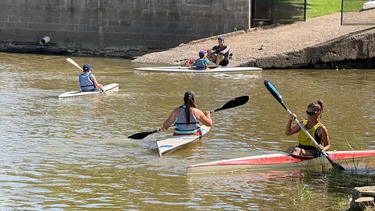 La problemática desatada en el club de Pescadores y Náutica de San Pedro tras la decisión unilateral de la comisión directiva de reemplazar a los profesores de canotaje mantiene en vilo y en situación de incertidumbre a quienes practican ese deporte en la entidad azulgrana. La problemática desatada en el club de Pescadores y Náutica de San Pedro tras la decisión unilateral de la comisión directiva de reemplazar a los profesores de canotaje mantiene en vilo y en situación de incertidumbre a quienes practican ese deporte en la entidad azulgrana.