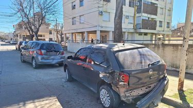 El auto que recibió el primer impacto fue un Volkswagen Gol que estaba último en la fila de vehículos y con un efecto dominó siguió colisionando al de adelante y terminó un tercero impactado.