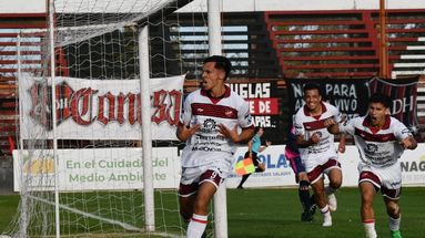 Jonatan Palacio festeja su primer gol de la tarde, el del empate en el cierre del primer tiempo. Jonatan Palacio festeja su primer gol de la tarde, el del empate en el cierre del primer tiempo.